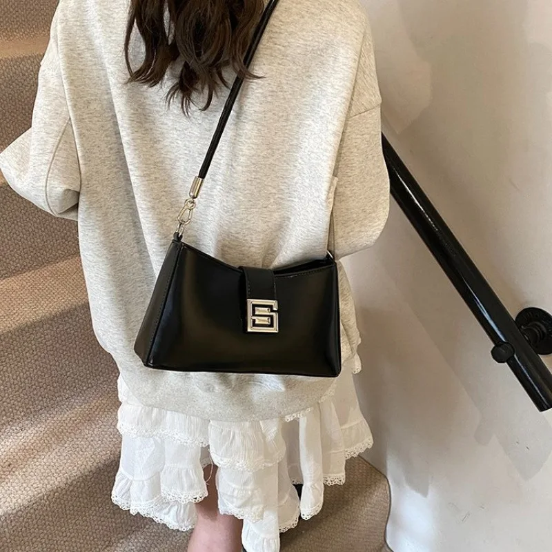 

Женская трендовая сумка подмышки 2025, новая черная маленькая квадратная, благородная простая, высококачественная пригородная сумка через плечо/мессенджер