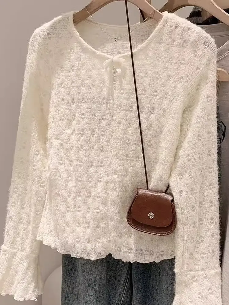 เสื้อยืดแขนยาวลายลูกไม้ฉลุลายสไตล์ฤดูใบไม้ร่วงสำหรับผู้หญิง ดีไซน์แฟชั่นทรงกระดิ่ง สวมใส่สบาย สไตล์เกาหลี