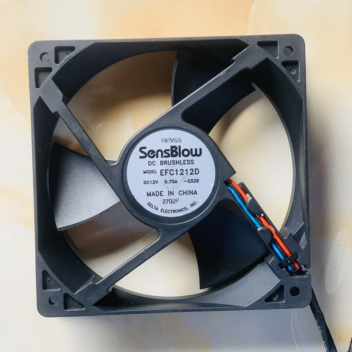 

SENSBLOW EFC1212D S32B DC 12 В 0,75 А 120x120x25 мм 3-проводной охлаждающий вентилятор для сервера