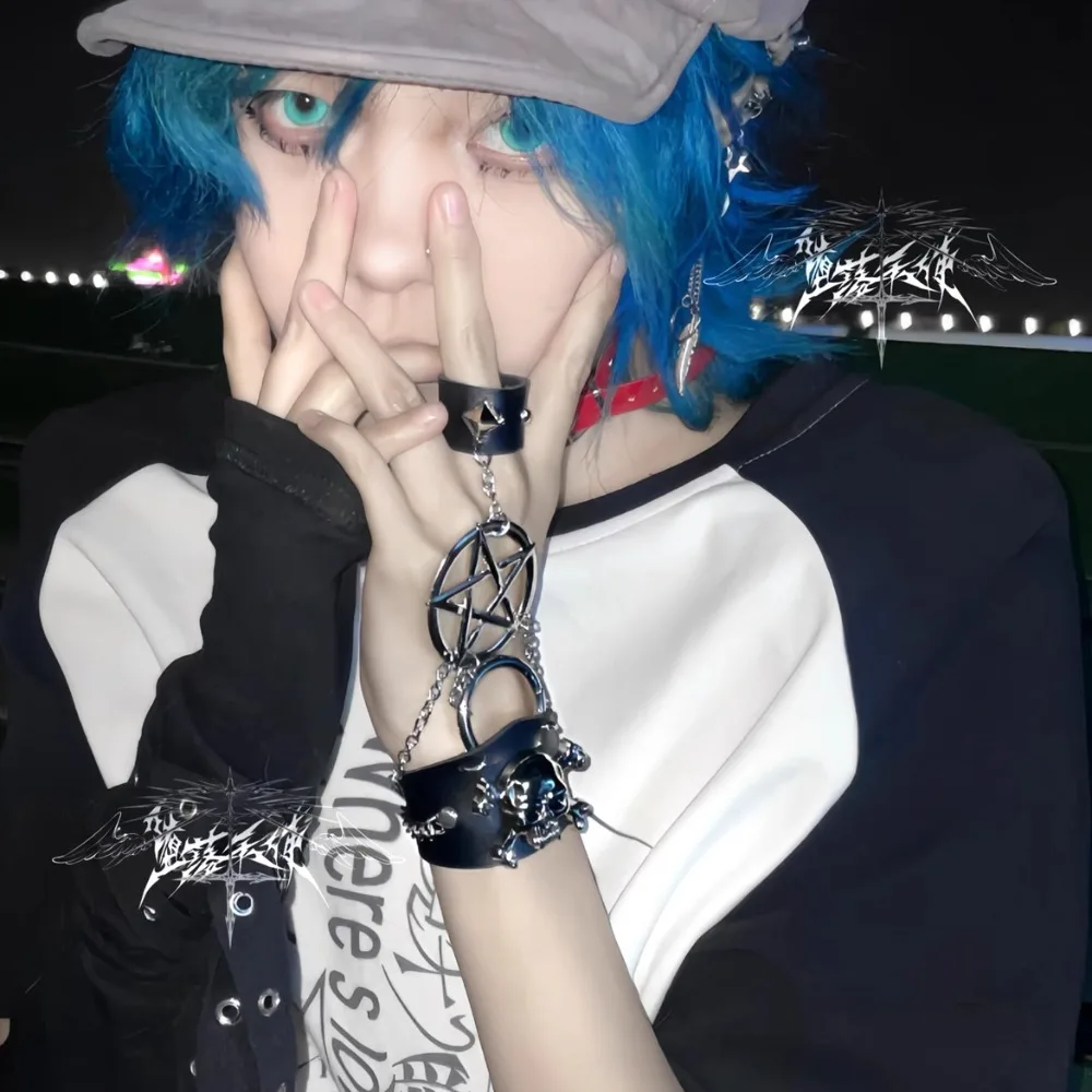 Sottocultura originale Rivetti in metallo scuro Pentagramma Bracciale con teschio punk Catena posteriore per ragazze Indossano con camicie Pelle a maniche lunghe ampia