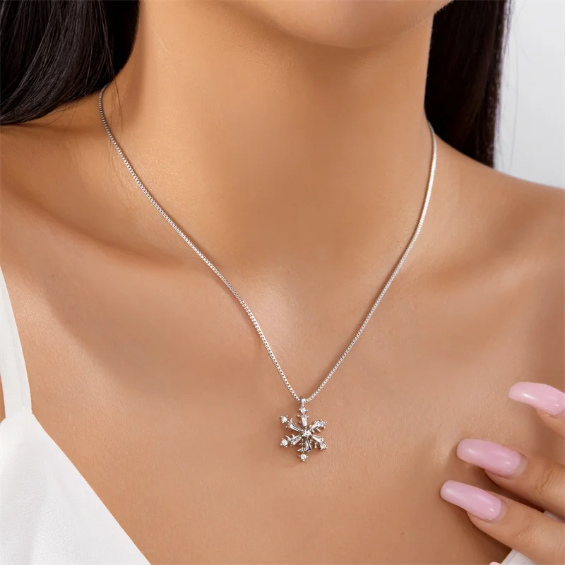 Christmas Tree Rhinestone Star Delicate Metal Pendant Necklace for Women Sparking Snowflake Festival Party Charming Jewelry Gift