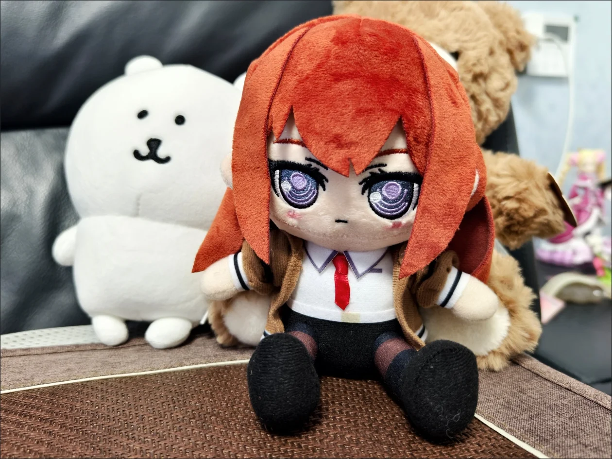 ตุ๊กตาผ้ากำมะหยี่ คุริสึ มาคิเสะ ขนาด 20 ซม. ท่านั่ง ของเล่นตุ๊กตาผ้าฝ้ายสำหรับเด็กและผู้ใหญ่ ของขวัญวันเกิดหรือหมอนนุ่ม