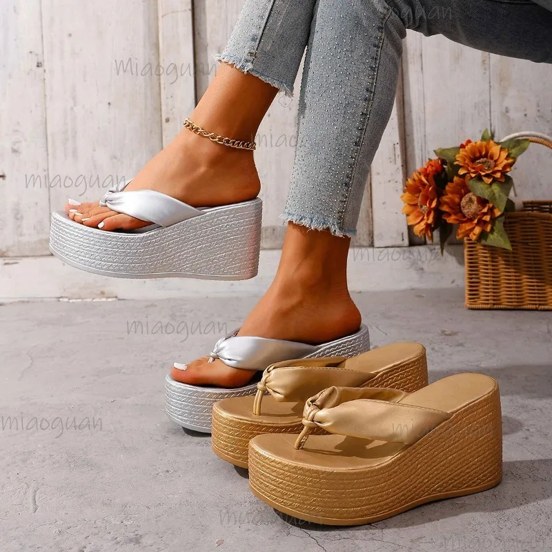 

Модные сандалии на массивной платформе золотого, серебряного цвета, модные женские летние шлепанцы на танкетке с застежкой на носок, размер 36-43, Sandalias De Mujer