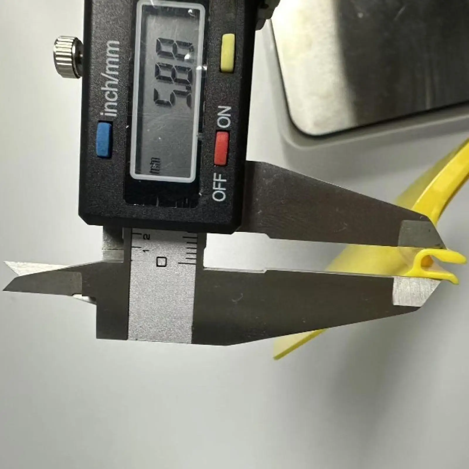 Paint Pouring Spout Compact Easy Installation Paint Can Pourer Paint Can Spout Pour Accessory for 1 Gallon Paint Can Container