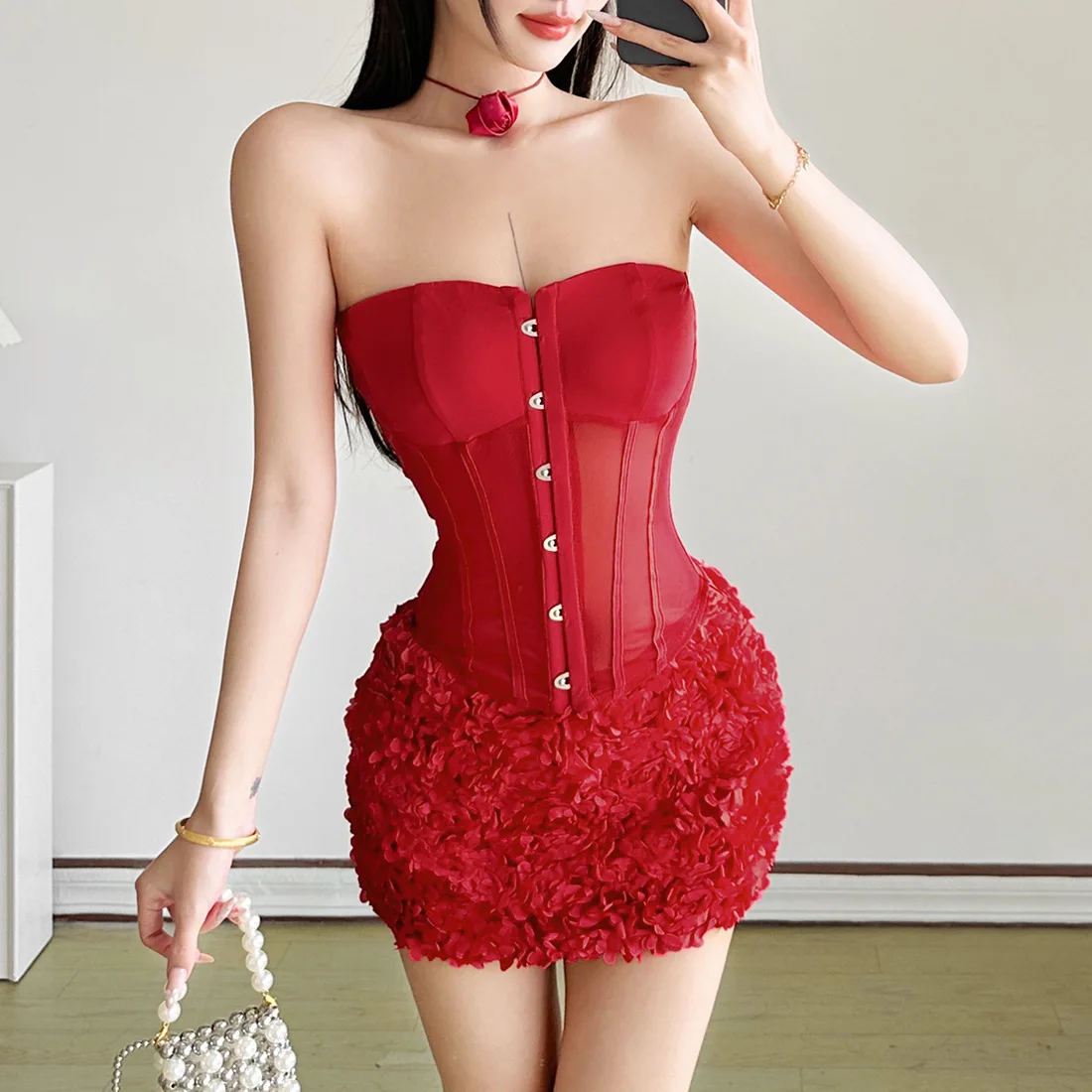 

Новинка осени 2025: Европейско-американский современный комплект — топ-бюстье без рукавов с эффектом утягивания талии и дизайнерская юбка. Шикарный женский костюм-двойка.