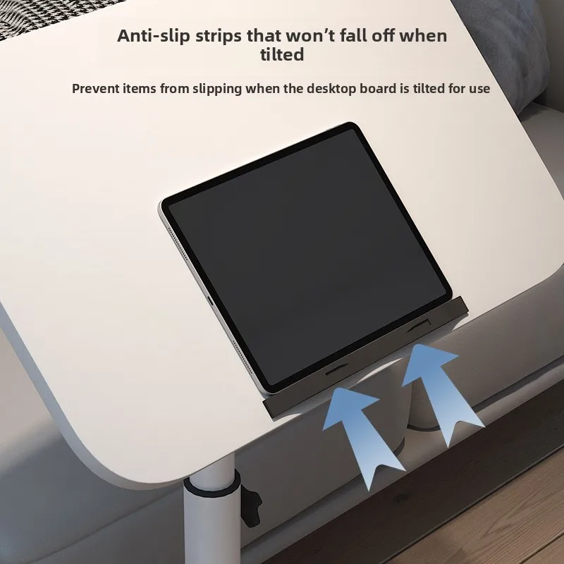 ลิฟต์แบบถอดได้หลายตัวอยู่ด้านข้างโซฟา โต๊ะเล็กข้างเตียง และชั้นวางของข้างเตียง