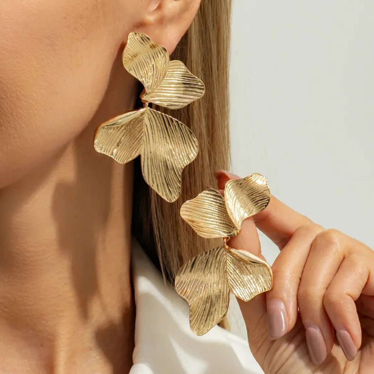 SHIXIN New Trendy Metal Petal Flower Drop Earrings for Women Elegant Retro Irregular Golden Floral Pendant Earrings Jewelry Gift