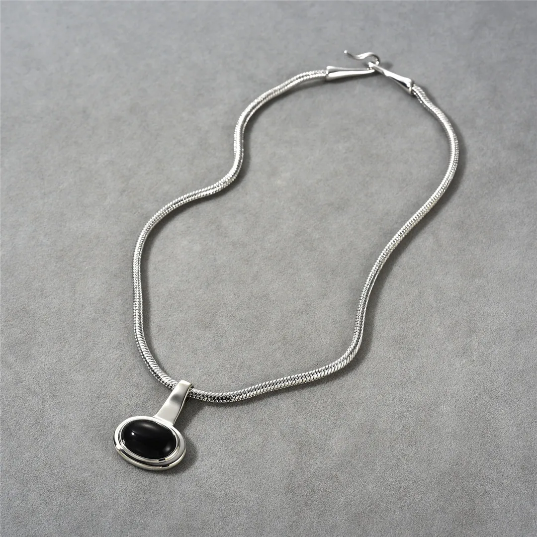 Simple and Fashionable Black Agate Pendant with Collarbone Chain, Personalized and Trendy Temperament, Versatile Necklace