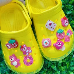 1-10pcs Cartoon Disney Strawberry Bear ciondoli per scarpe sandali in resina accessori scarpe fai da te decorazioni fibbia per regalo per bambini