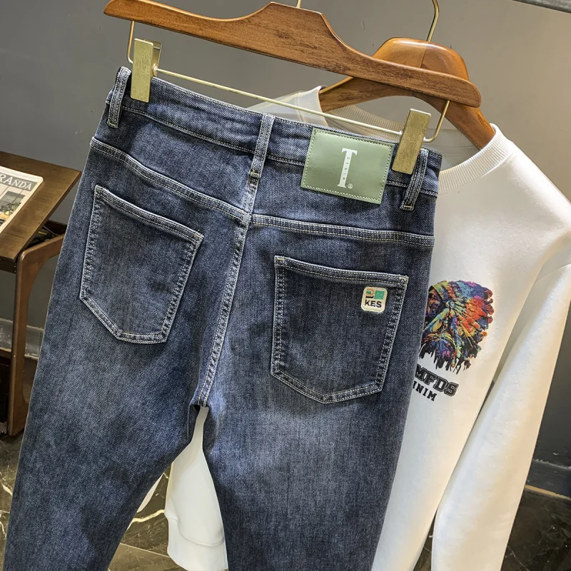 

Новинка 2025 года, мужские джинсы, облегающие эластичные брюки на маленьких штанинах, повседневные универсальные утягивающие трендовые брюки с вышивкой и принтом