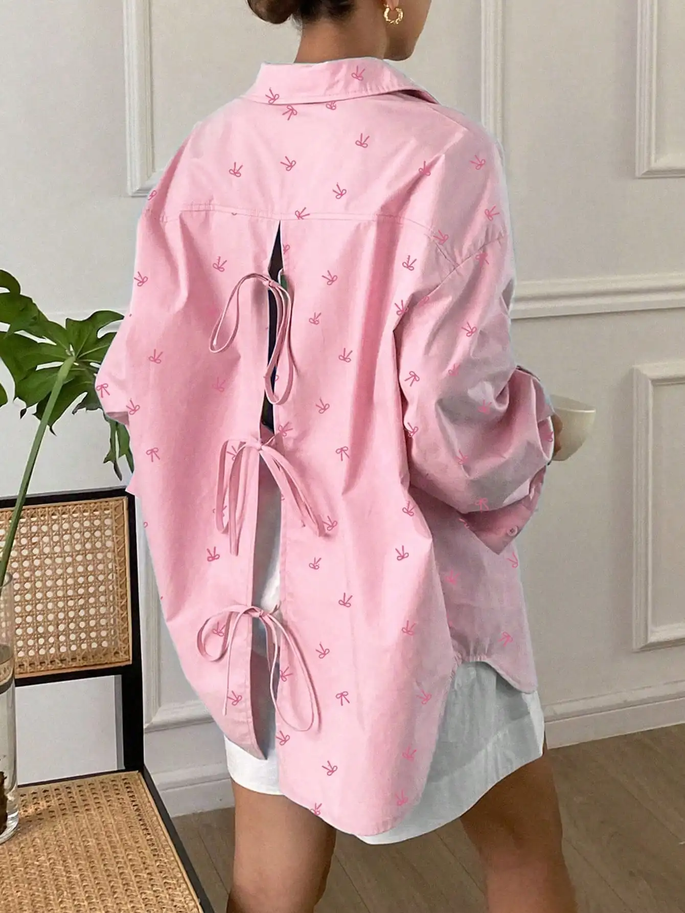 نمط ملابس عمل كاجوال وأنيق للسيدات بمقاس كبير، مناسب لحفلات الشاي بعد الظهر، والعطلات، والنزهات على الشاطئ، يتميز بلوزة مطبوعة على شكل فيونكة، وأسلوب بسيط، للارتداء اليومي، وقميص بدون ظهر #1