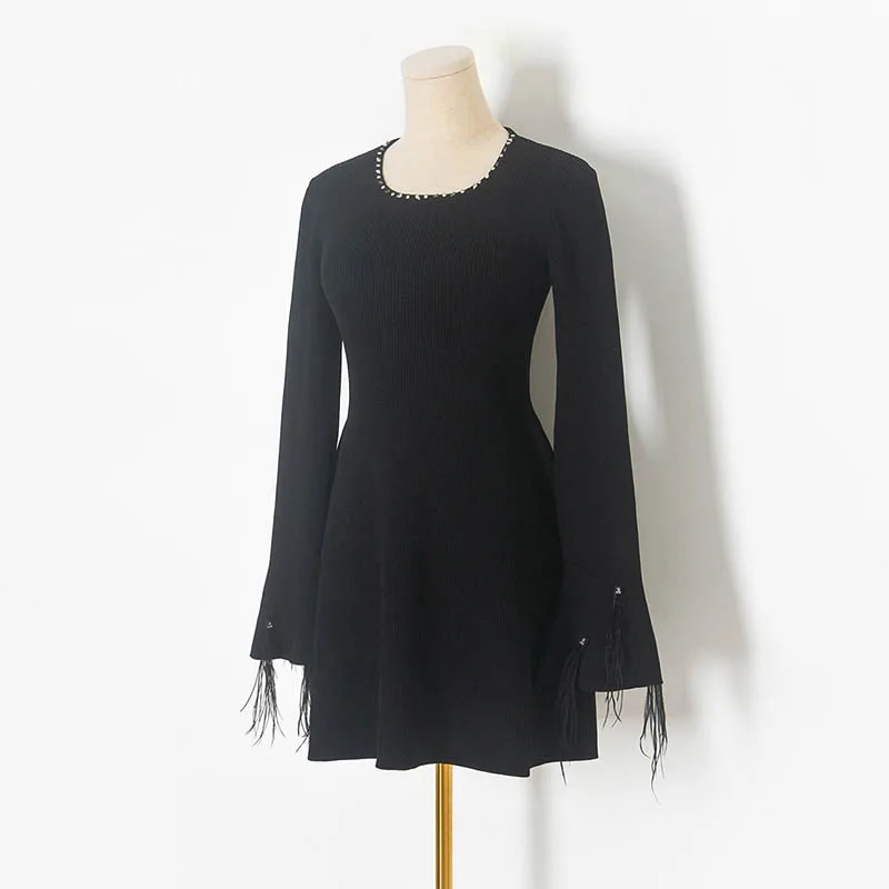 Petite robe noire à manches évasées pour femmes, perles de diamant, plumes, mini pull chaud, manches longues, hiver