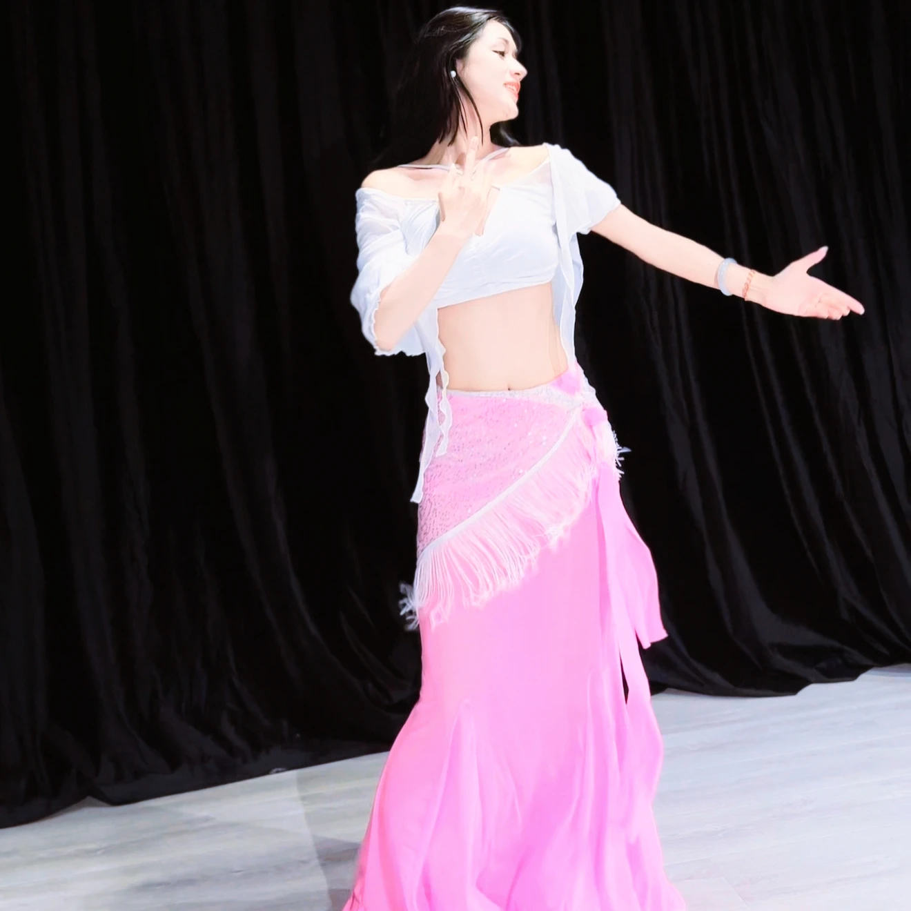 Nieuwe Buikdans Sexy Temperament Prestaties Kostuum Wit Off Schouder Top + Roze Fishtail Rok 2 stks Oosterse Dans kostuum