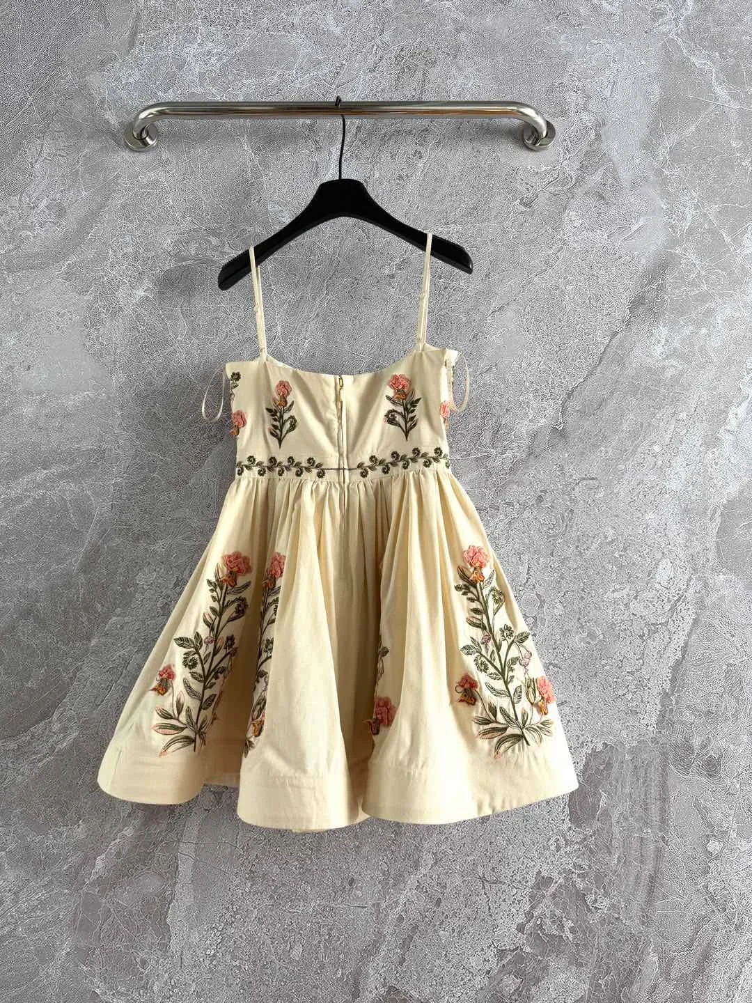 Damska mini sukienka na ramiączkach, wykonana w 100% z lnu, z haftem kwiatowym