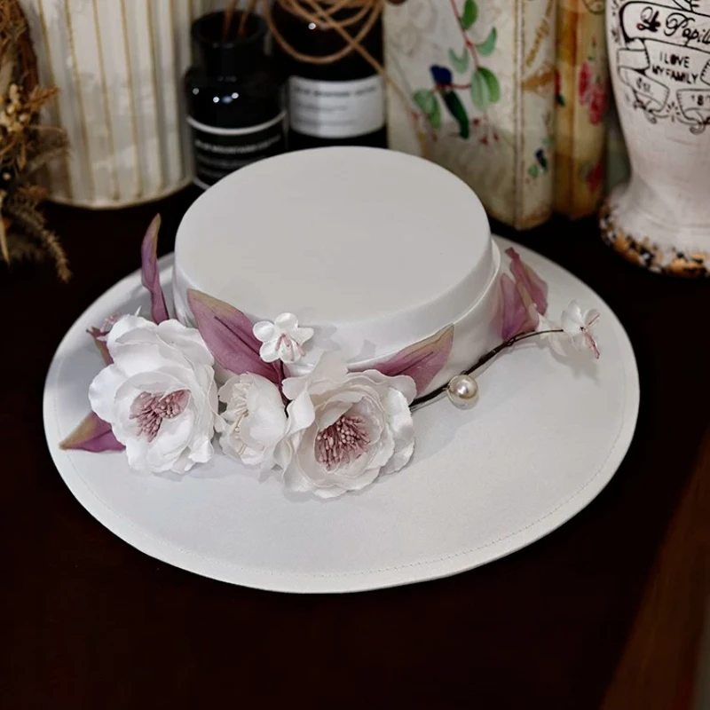 

Purple Leave Flower White Satin Wedding Hat for Women Elegant French Royal Banquet Party Fedora Hat Headpiece Chapeau Femme Luxe