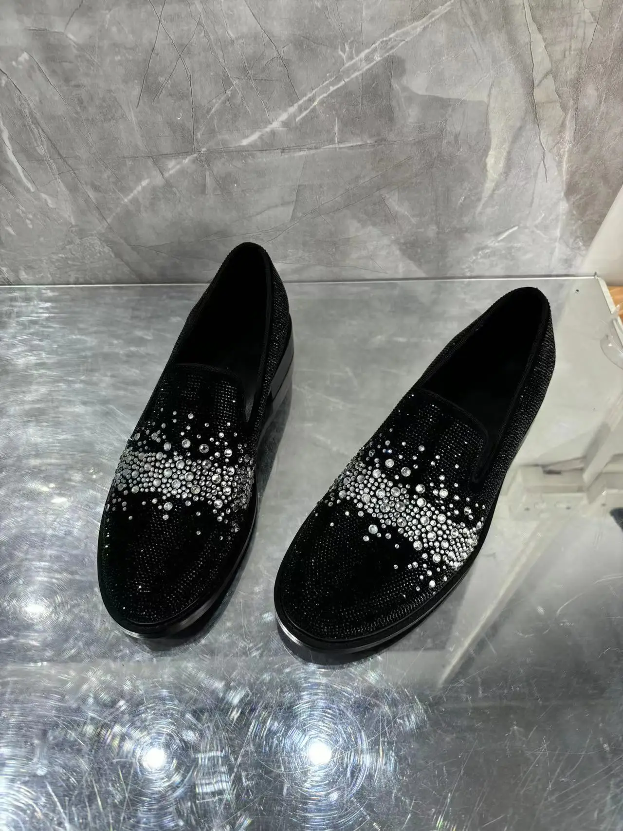 

2024 Весенняя новая мужская повседневная обувь с острым носком на тонкой подошве, дизайнерский комплект со стразами, офисные свадебные мужские модельные туфли без шнуровки