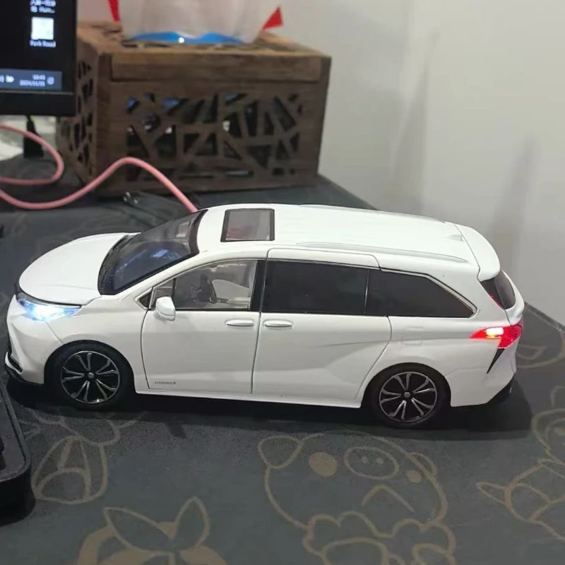 1:24 Toyota Sienna MPV modelo de coche de juguete fundido a presión miniatura tirar hacia atrás puertas con sonido y luz colección que se puede abrir regalo para niños