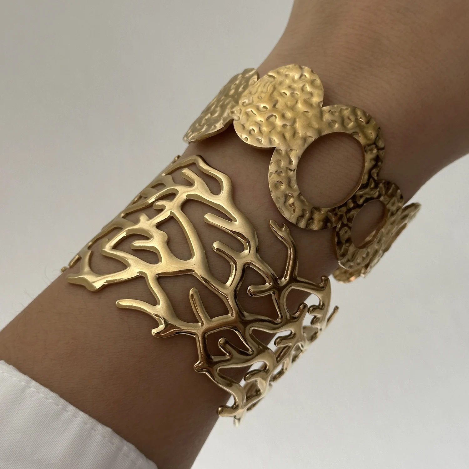 Vintage Korallen-Edelstahl-Armreifen für Damen und Herren, Überdimensionierte Metall-Armreifen in Goldfarbe, Runde Manschetten-Armreifen, Sommer-Handgelenkschmuck – Detail 1