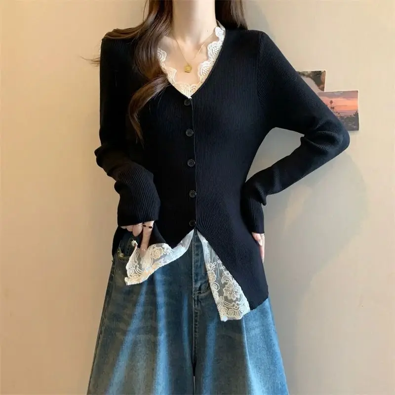 French Retro Lace Spliced   V-neck Long-sleeved T-shirt for Women's Spring Autumn Design Cardigan Top