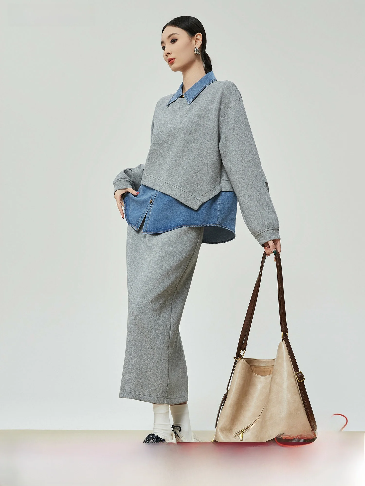 

Женский модный повседневный комплект из двух предметов: худи с джинсовыми вставками и свободная юбка.