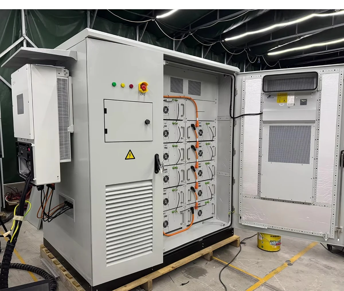 Système de stockage extérieur de batterie 100KW d'armoire solaire de refroidissement par air avec l'EMS et le système d'énergie de PV