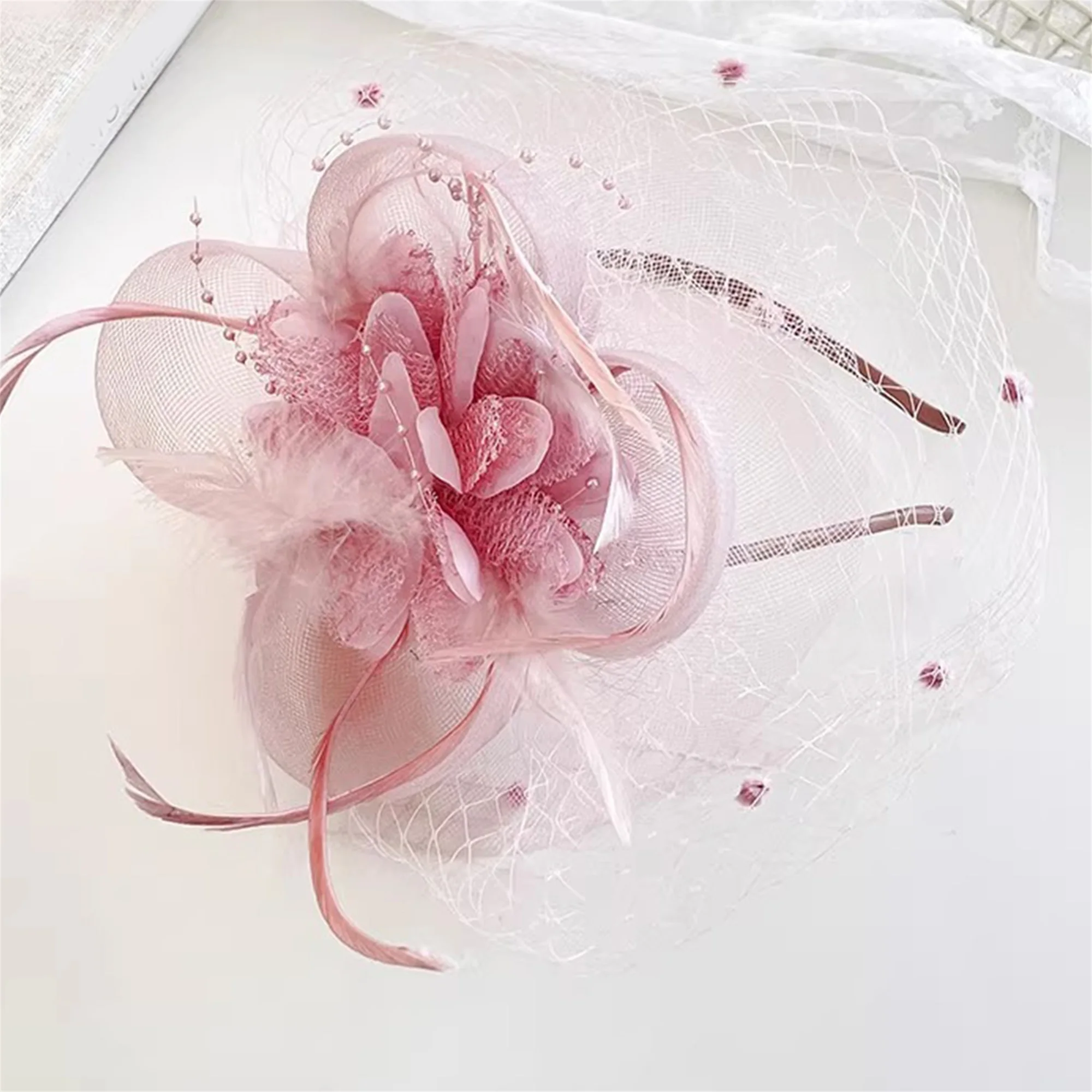 

Повязка на голову в винтажном стиле с перьями и стразами для женщин, элегантный аксессуар для волос для чаепития и свадьбы