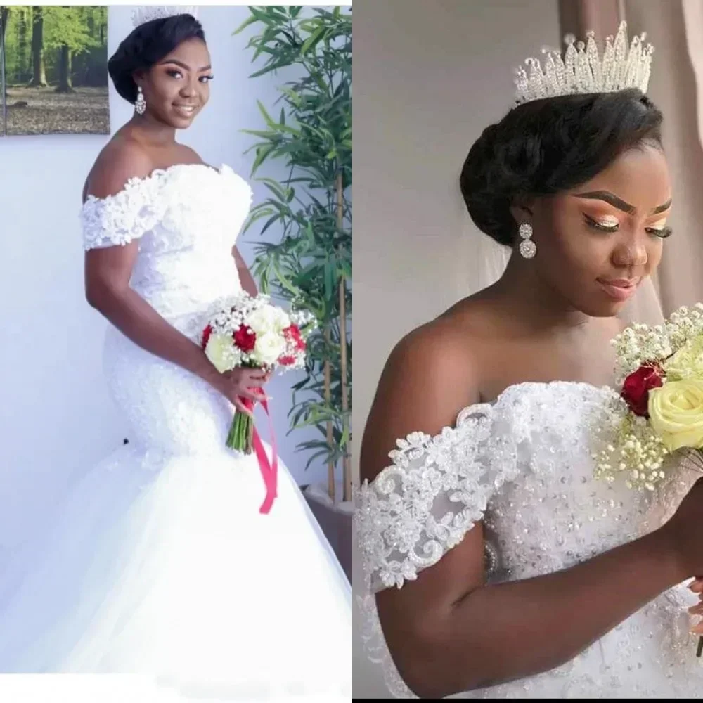 ชุดแต่งงานแบบแอฟริกันหวานซึ้งประดับด้วยลูกปัดแบบสั่งทำพิเศษ พร้อมชายกระโปรงยาวแบบกวาดพื้น ชุดเจ้าสาวแบบเปิดไหล่