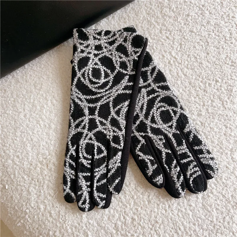 Fashion Personality Elegant Women Winter Keep Warm Touch Screen Embroidery Gloves Retro Style Drive Cycling Soft