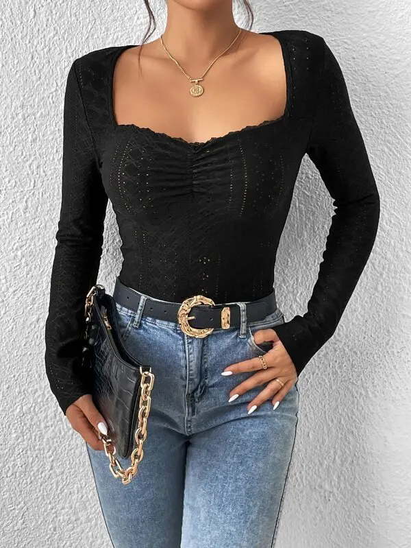 เสื้อยืดผู้หญิงสีพื้น แขนยาว คอเหลี่ยม แต่งลูกไม้ฉลุลาย ทรงเข้ารูป แฟชั่นฤดูใบไม้ร่วง สไตล์หรูหรา ทันสมัย เหมาะกับการแต่งตัวแนวสตรีท