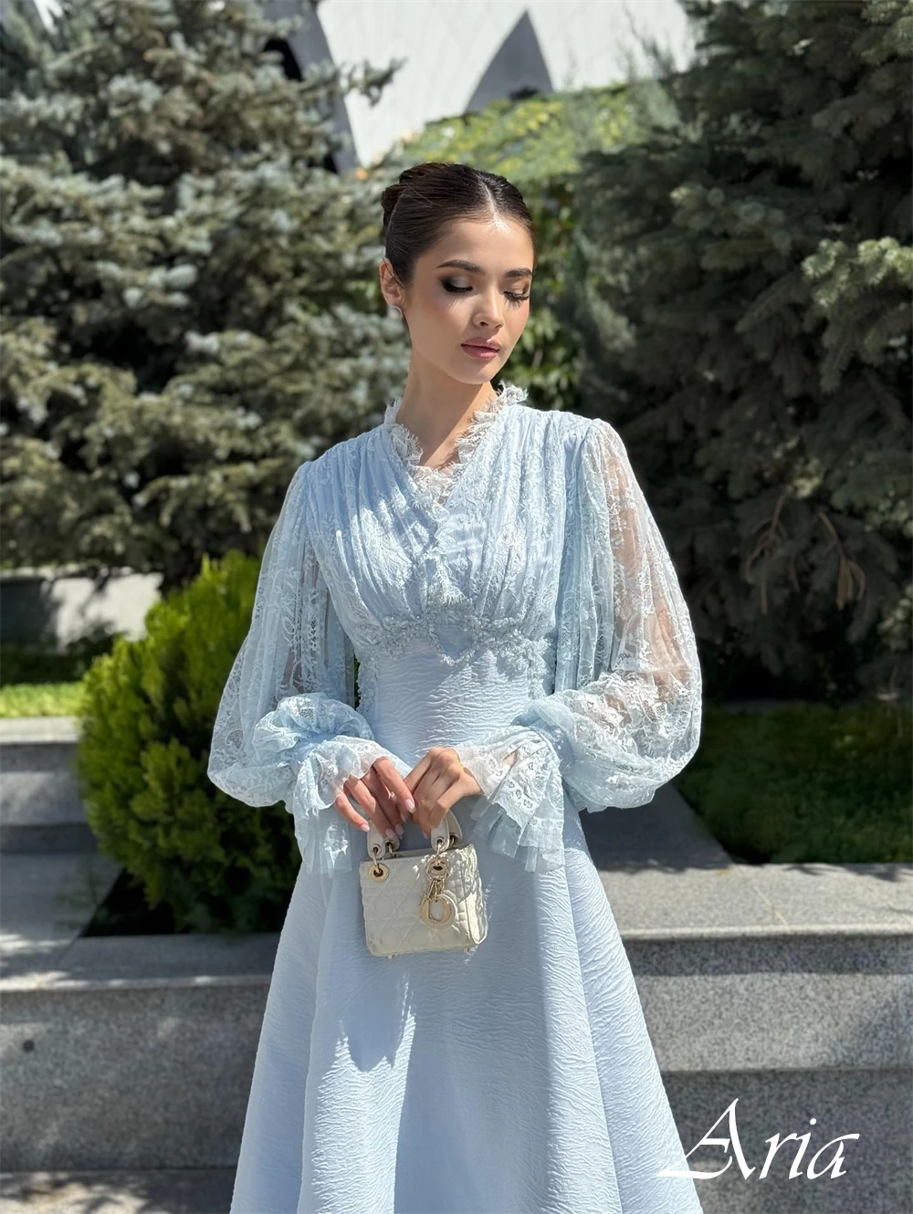 Maßgeschneidertes formelles Cocktailkleid mit V-Ausschnitt und langen Ärmeln, A-Linie, knöchellanges Abendkleid, Federnapplikationen, zartes Ballkleid