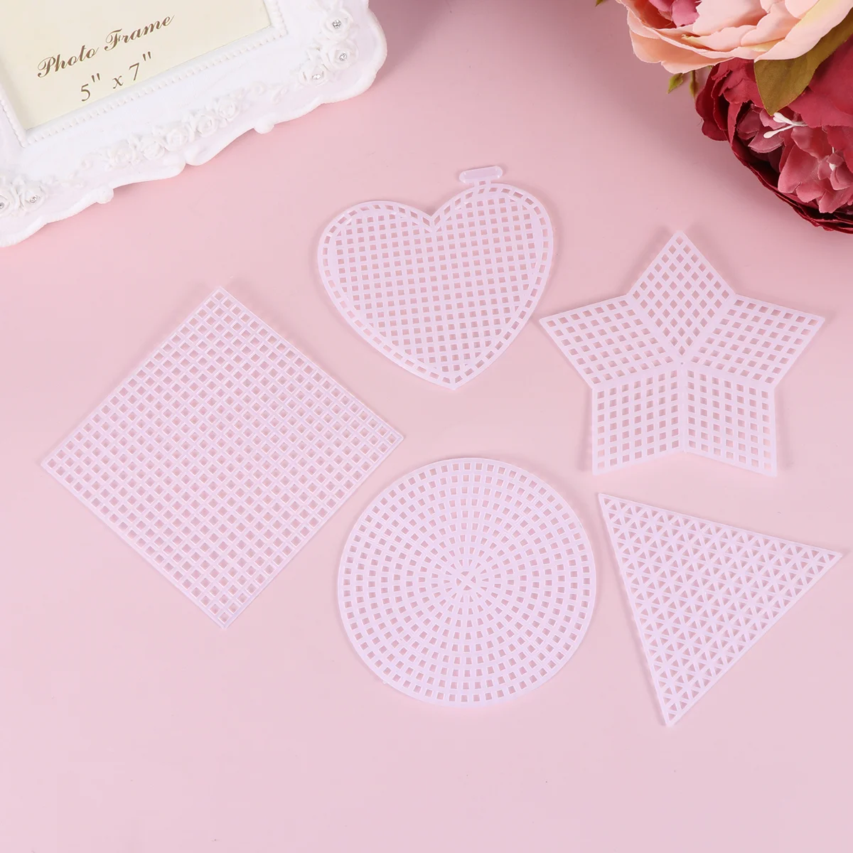 

50pcs Cross Stitch Plate Plastic Grid Embroidery Mesh Sheet DIY Liner Board Manual DIY Mesh Piece With 2pcs Needles (Heart Shape