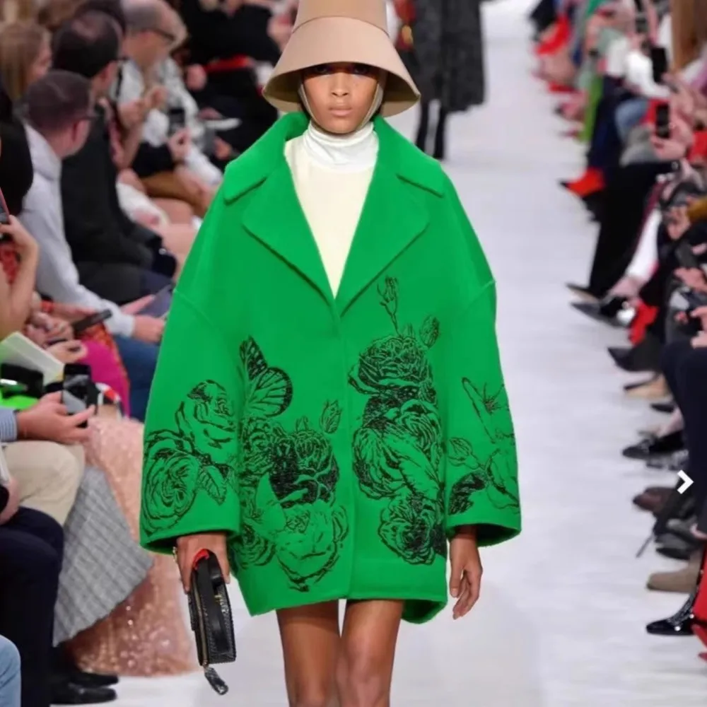 المرأة المطبوعة الصوفية فضفاضة النمط الأجنبي معطف الخريف الشتاء جديد التلبيب غير رسمي بأكمام طويلة الإناث الدافئة في الهواء الطلق معطف الصوف 2025