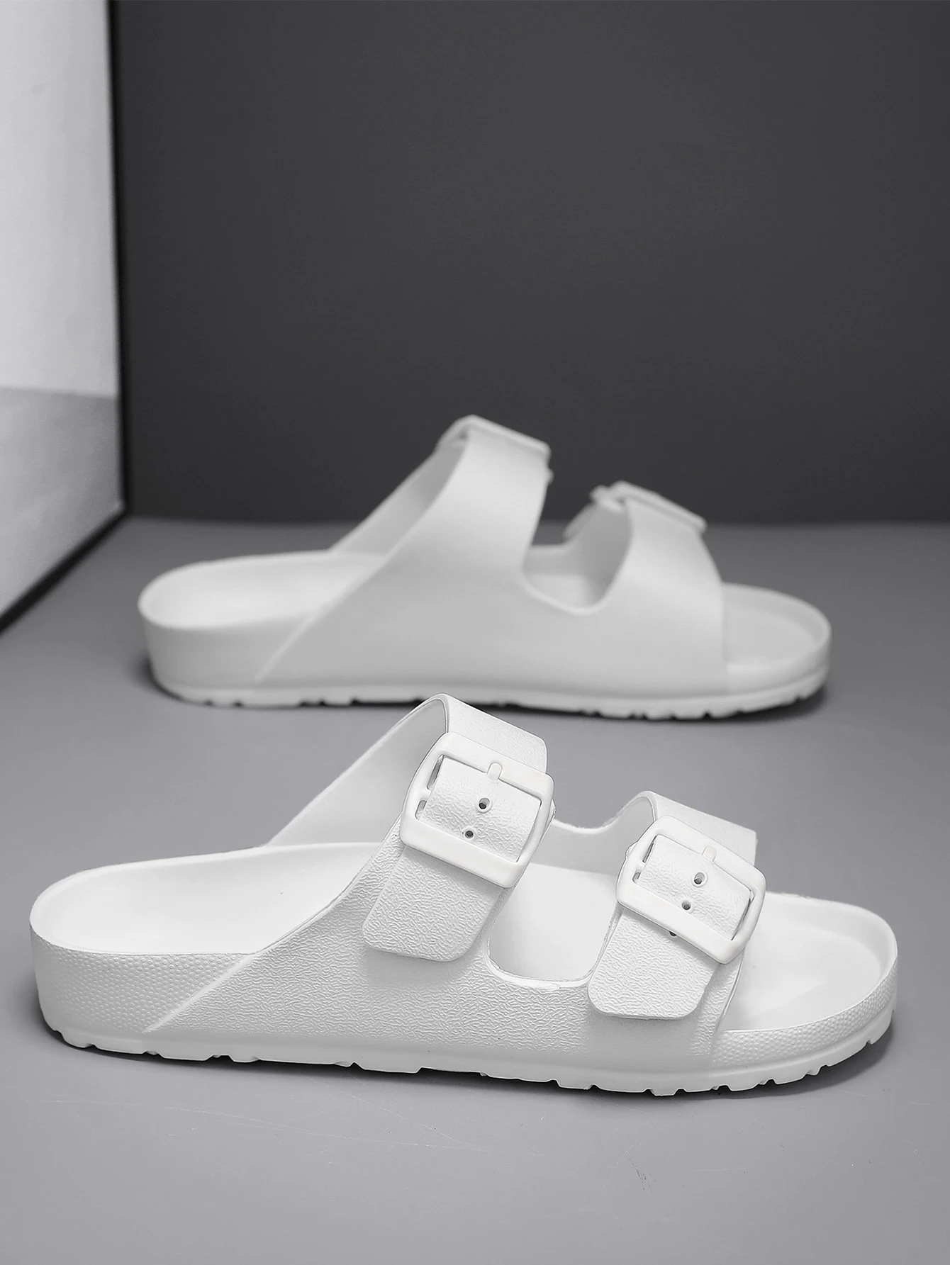 شباشب رجالية صيفية كاجوال بسيطة بلون سادة وإبزيم بلاستيكي سهل الارتداء وكعب مسطح قابل للتعديل