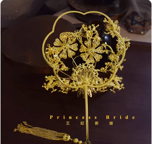 Princess bride hollowed out Chinese golden Xiuhe antique fan wedding accessories with a small classical fan with accessories.
