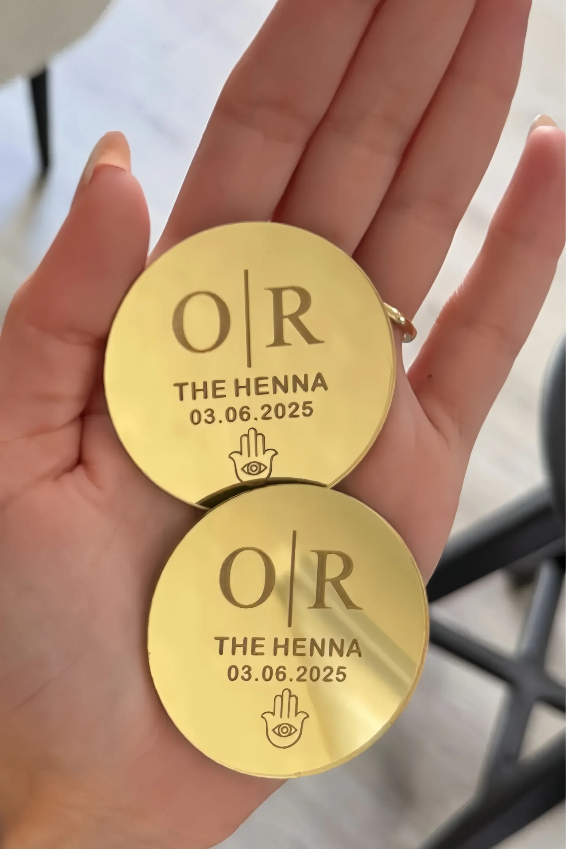 30/50/60/70/100 قطعة شخصية الاكريليك الحناء حفلة العلامات المستديرة محفورة المعمودية اسم الطفل دائرة العلامات لعيد الحناء هدية مخصصة