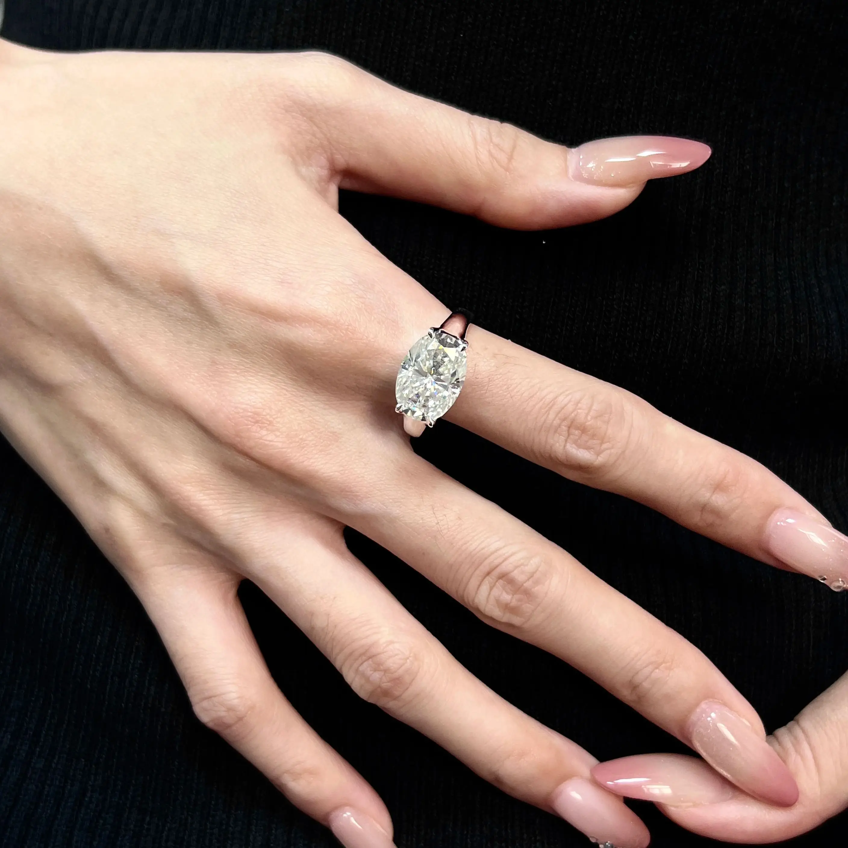 

8-carat moissanite ring, S925 closed-back, silver, small-sized, unisex