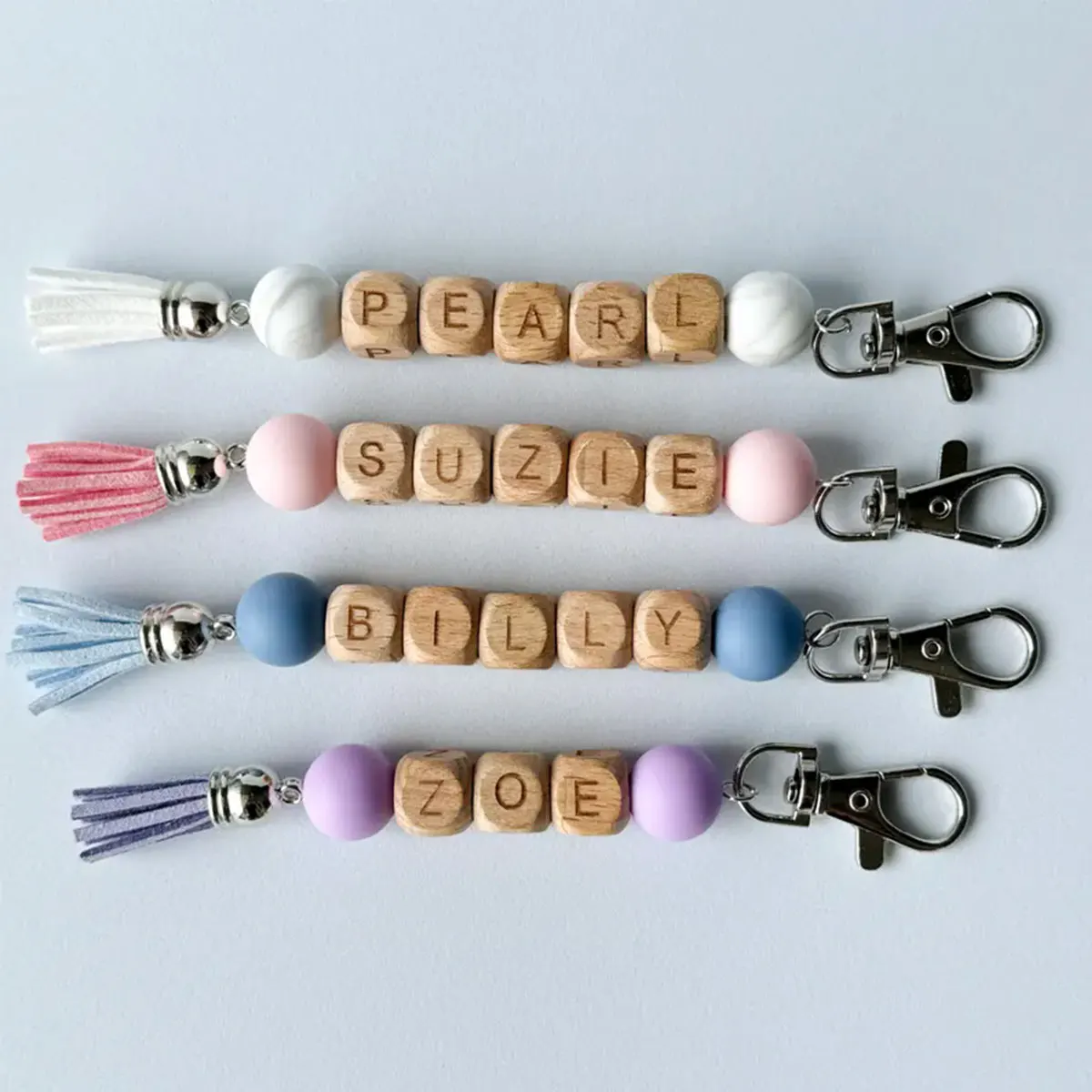 قطعة واحدة من سلسلة المفاتيح المخصصة المصنوعة من السيليكون المطرز مع عناصر شرابة متعددة الألوان، هدية قلادة فريدة من نوعها على ظهره مخصصة