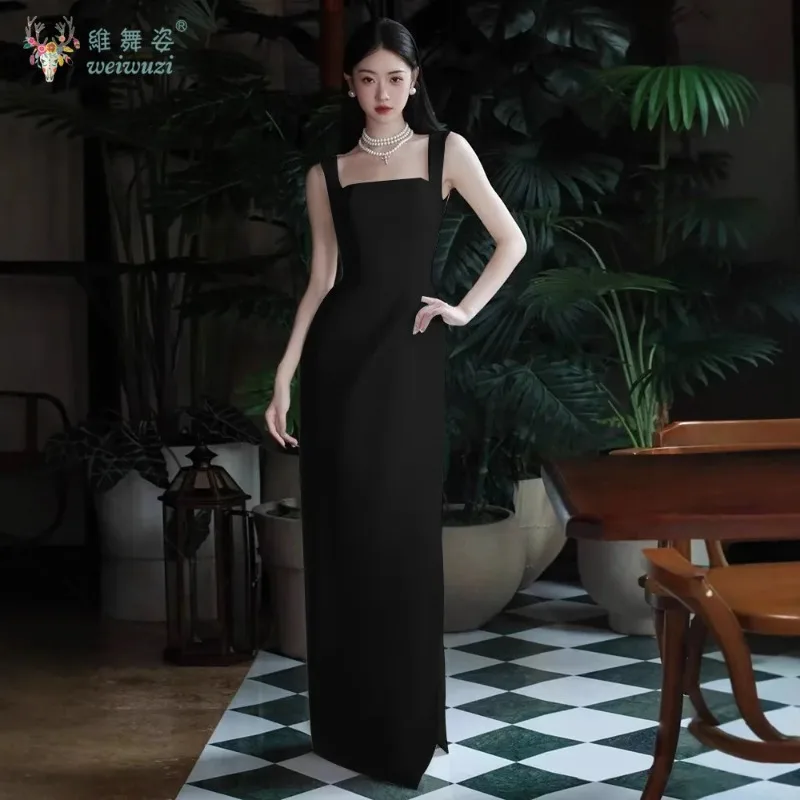 Sukienka ślubna: kwadratowy dekolt, bez rękawów, podkreślona w talii, lekka, w stylu koreańskim, satynowa, lekki luksus, elegancka.