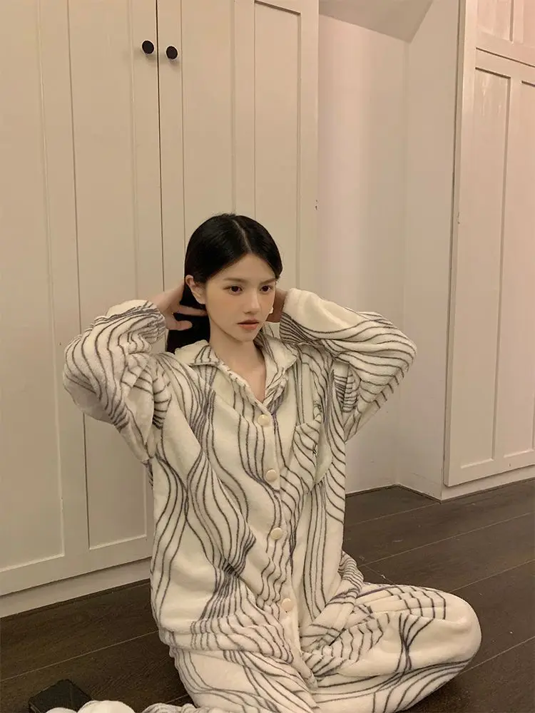 Pigiama da donna elegante a righe irregolari francesi Autunno Inverno addensato in pile di corallo caldo abbigliamento casual di fascia alta per la casa 2025