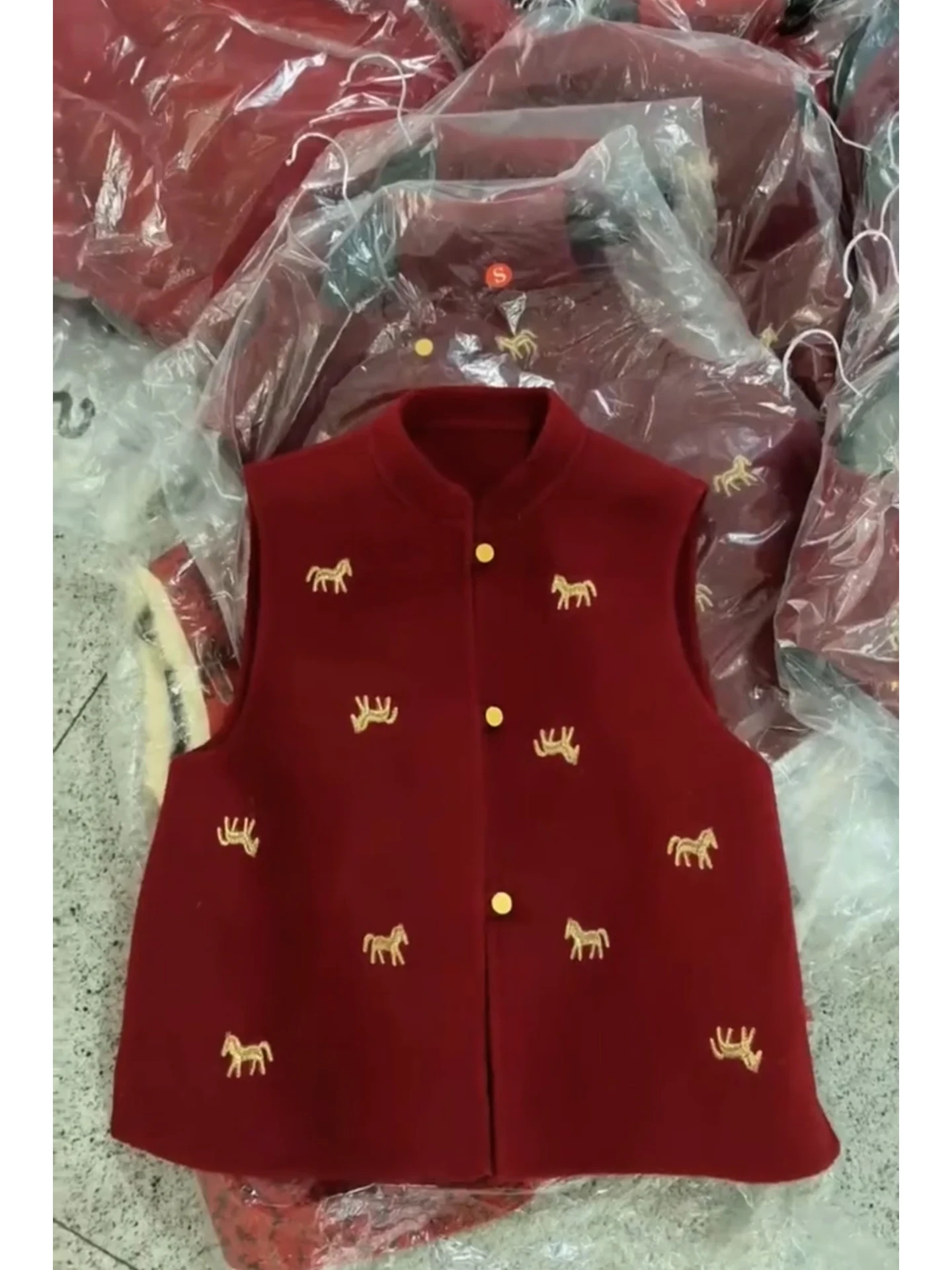 

Новая женская жилетка весна 2026 в китайском стиле с вышивкой, без рукавов, на пуговицах, с узором, стройнящая и универсальная