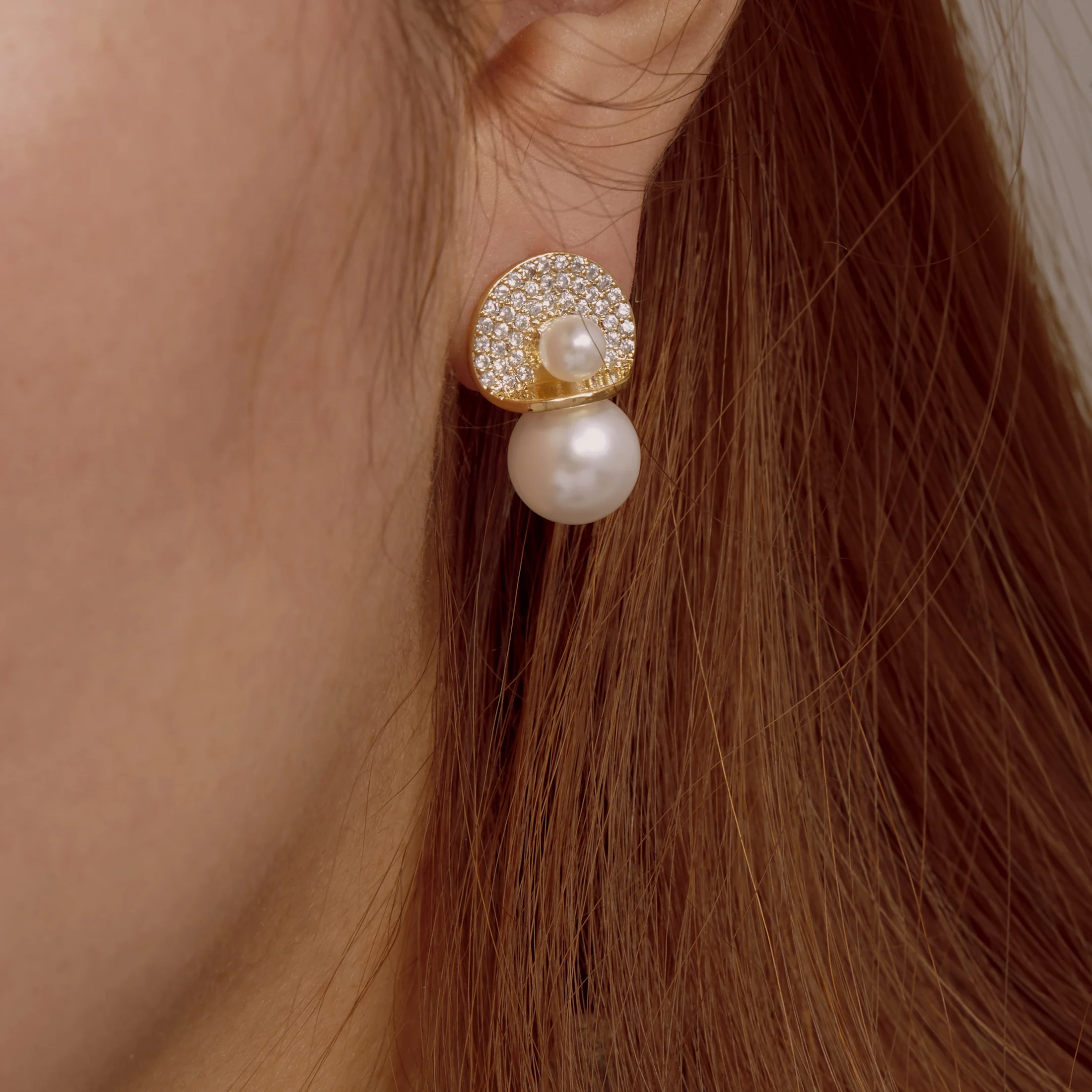 Doppeltes Perlen-Design Harz-Ohrringe Goldener Kupferschmuck für Damen
