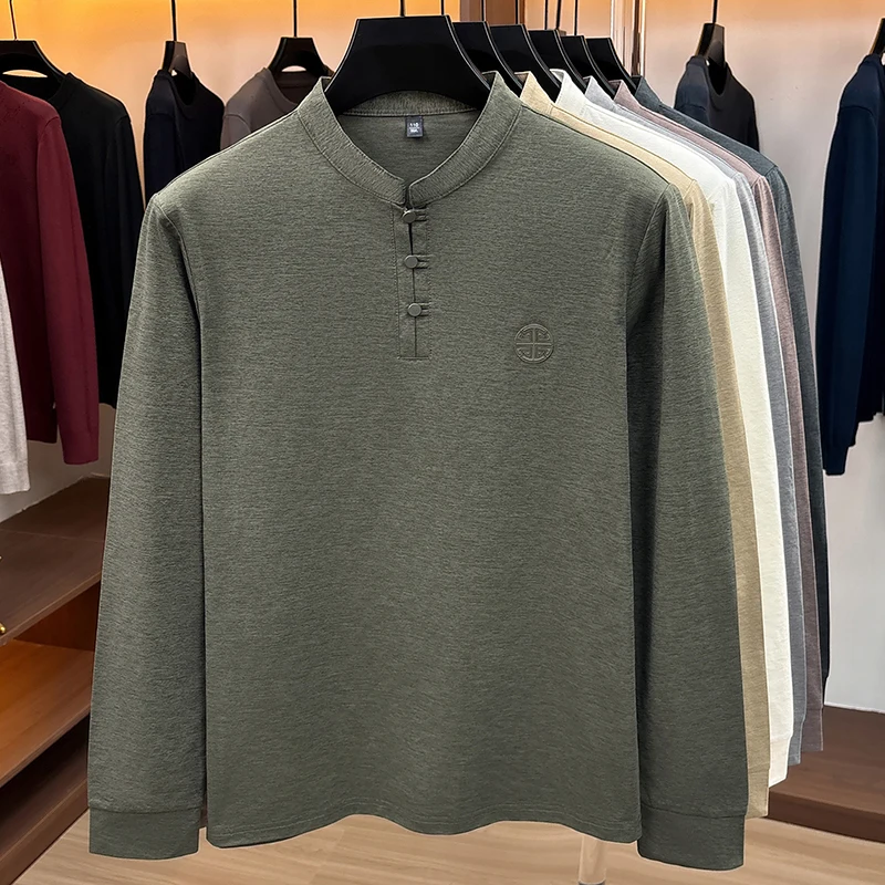 Herren-Langarmshirt im Henley-Stil mit Stehkragen, geprägtem Logo auf der Brust, leicht und bequem, ideal für Büro und Alltag. – Detail 20