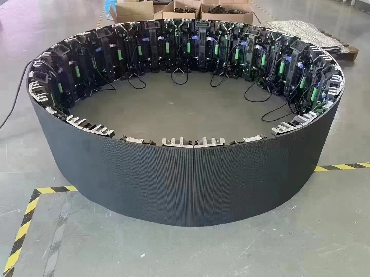 شاشة LED مرنة منحنية للجدار الداخلي شاشة إعلانية P2 P4 P3 شاشات LED عالية الأداء