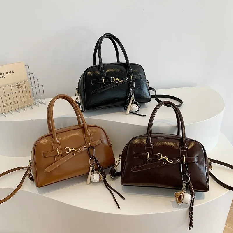 กระเป๋าใต้วงแขนหนัง PU ใบเล็กดีไซน์แบบเข็มขัดด้านซ้ายกระเป๋าสะพายไหล่สำหรับผู้หญิงกระเป๋าถือแฟชั่นใหม่สำหรับ Y2K 2024ฤดูหนาวกระเป๋าถือกระเป๋าโท้ท