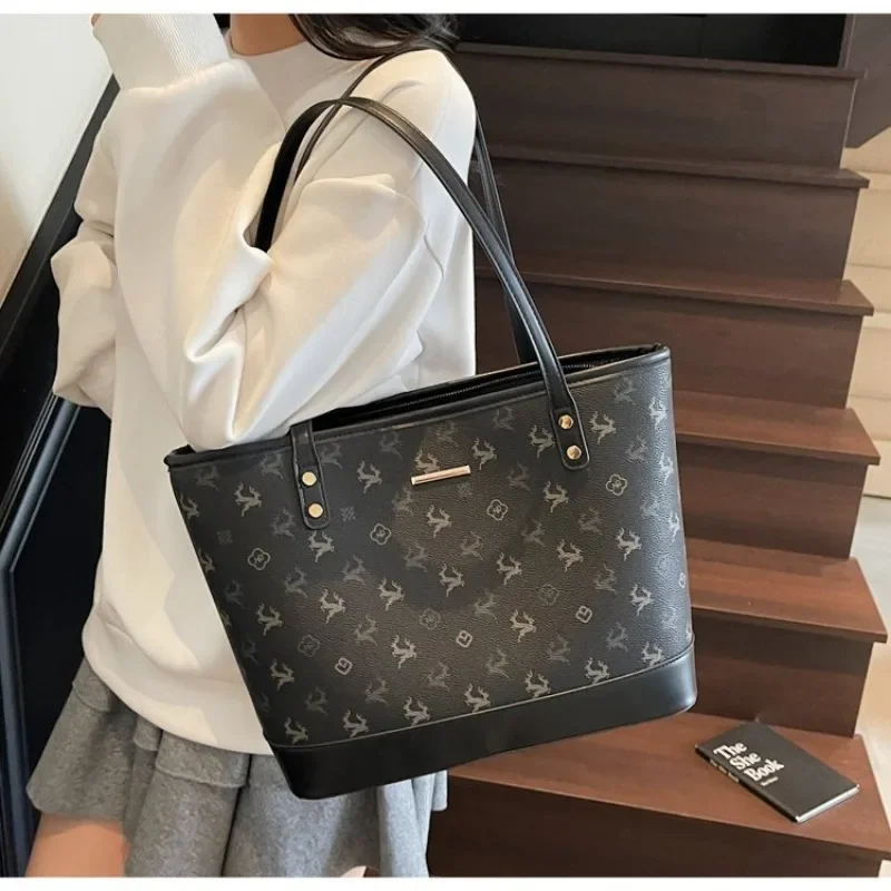 

Fashionable Trendy Leather Diaper Bag Minimalist Vintage Crossbody Bag Large Capacity For Women Stylish Commuter