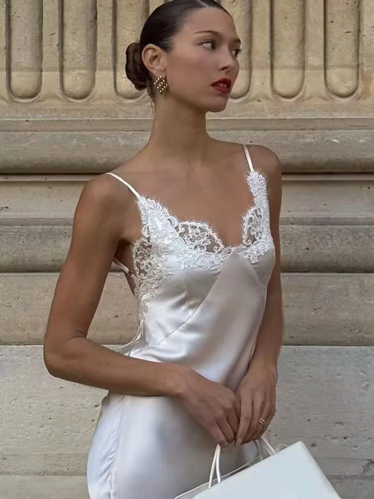 فستان نسائي صيفي جديد لعام 2026 بتصميم عصري برقبة على شكل V مع تطريز دانتيل ​ ​ فستان طويل من الساتان للنساء، أنيق وجذاب بظهر مكشوف، ضيق وبدون أكمام