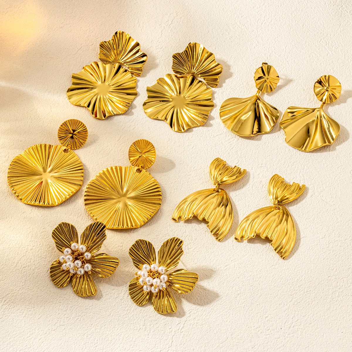 

Fashionable exaggerated flowers, irregular disk earrings adorned with imitation pearls, women's stainless steel earrings.