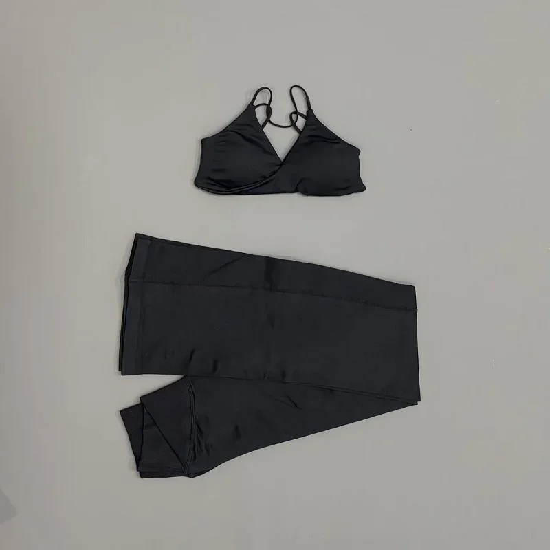2-teiliges Fitness-Set für Damen: Sport-BH mit Trägern und Yoga-Hose mit überkreuztem Bund, Po-Lifting-Effekt, Bootcut-Leggings für Pilates und Workout – Detail 12
