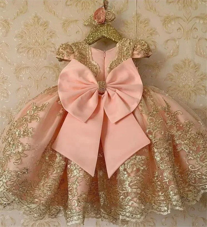 

Gold Lace Applique Baby Girl Dresses with Bow Sashes Knee Length Prom Dresses Cute vestido de fiesta de boda First Birthday Gown