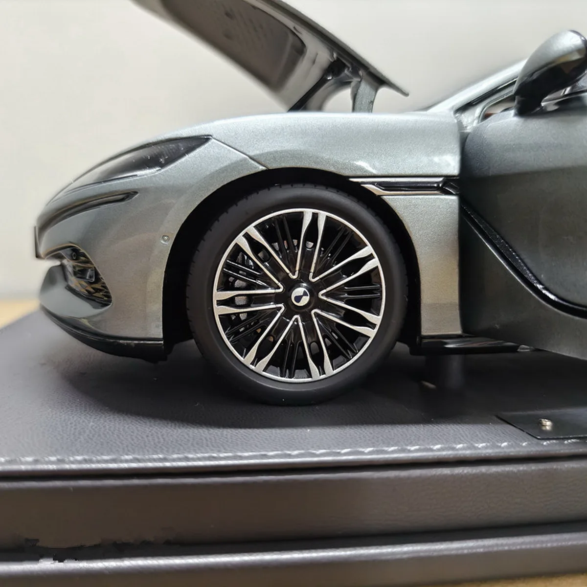 

Z9 GT Die Cast Alloy Car Model,DENZA Simulation Car Model,Collection Display, Adult Boy Gift, Silver Grey,1:18